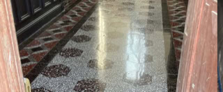 Poncer et traiter mosaique de marbre 