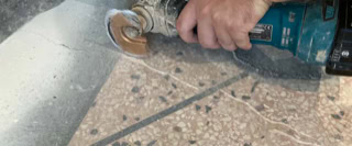 Poncer et traiter mosaique de marbre 
