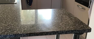 poncer plan de travail en marbre