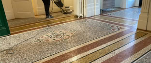 Poncer et traiter mosaique de marbre 
